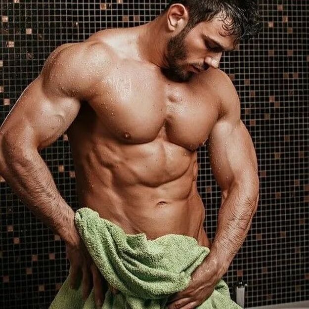 мужчины принимают душ перед выполнением упражнений по увеличению пениса